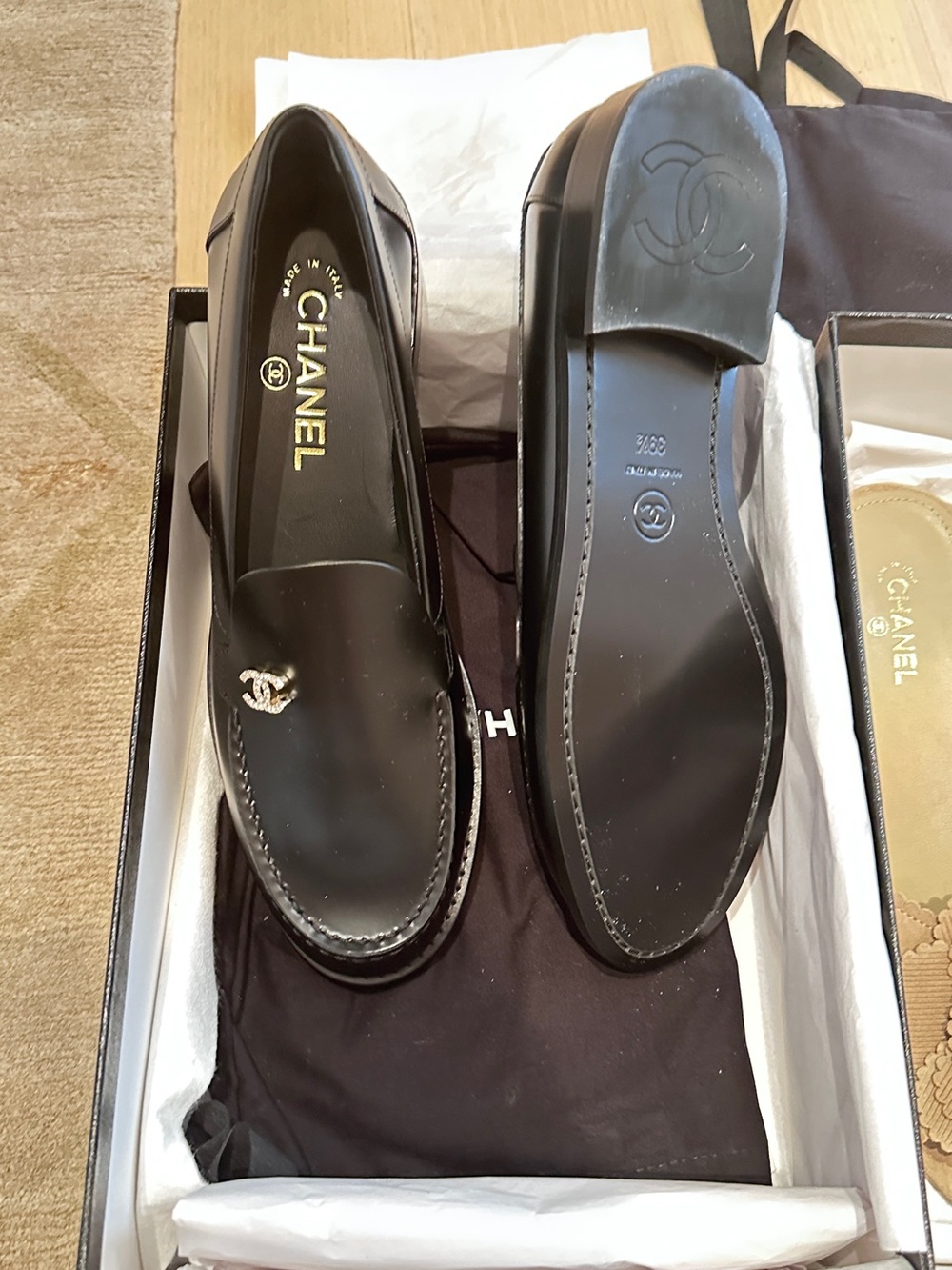 NWT CHANEL Womens Black Leather Loafers with CC Logo 39.5 Sold Out!